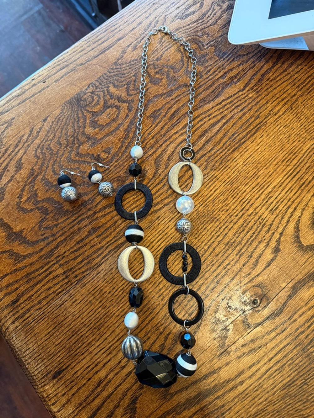Black and white necklace set